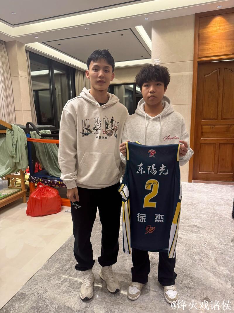 菜鸟的“妖路子”:17岁中锋一个挡拆让徐杰直呼内行 菜鸟的“妖路子”:17岁中锋一个挡拆让徐杰直呼内行